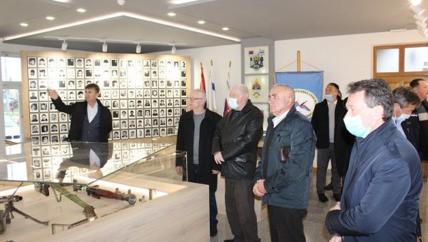 ПОЧАСТ ХЕРОЈИМА: Угљевик се, поводом Дана РС, сећа оних који су дали животе за Српску (ФОТО)