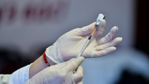 ФАЈЗЕР ПРИВРЕМЕНО СМАЊУЈЕ ИСПОРУКУ ЗА ЕВРОПУ: Док не повећа капацитет производње, мање доза вакцина