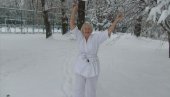 ЗИМА, ЗИМА, Е ПА ШТА ЈЕ: Беогађанка вежба на снегу у осмој деценији