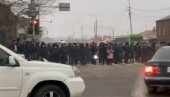 OPOZICIJA POKUŠALA DA SPREČI ODLAZAK U MOSKVU: Desetine građana blokiralo put Pašinjanu, reagovala policija (VIDEO)