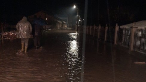 BESANA NOĆ U SELU ŠIŠAVA: Poplavljeno dvadeset dvorišta, voda ušla u dve kuće (FOTO)