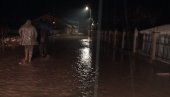 БЕСАНА НОЋ У СЕЛУ ШИШАВА: Поплављено двадесет дворишта, вода ушла у две куће (ФОТО)