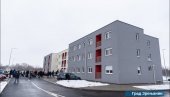 USELJENO 40 IZBEGLIČKIH PORODICA: U novoizgrađenoj zgradi u Pančevačkoj ulici uručeni ključevi korisnicima (FOTO)