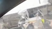 (УЗНЕМИРУЈУЋИ ВИДЕО) СТРАВИЧНА НЕСРЕЋА У РУСИЈИ: Камион ударио у четири војна аутобуса, има погинулих