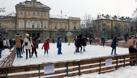МАСКЕ НА ЛИЦЕ И ЈУРИШ НА ЛЕД: Ево како школарци у Смедереву уживају током зимског распуста (ФОТО)