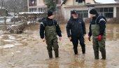 НОВОСТИ НА ЛИЦУ МЕСТА: Поплава у Ђунису, допрема се прва помоћ угроженим домаћинствима (ФОТО/ВИДЕО)