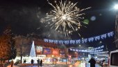SPEKTAKULARNI DESETOMINUTNI VATROMET: Jagodinci srpsku Novu godinu dočekali u kućama - na Gradskom trgu u ponoć prizor za pamćenje (FOTO)