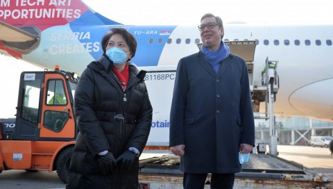 МИЛИОН ДОЗА КИНЕСКЕ ВАКЦИНЕ СТИГЛО У СРБИЈУ: Председник Вучић сачекао авион - Ово је невероватна вест за нашу земљу (ФОТО/ВИДЕО)