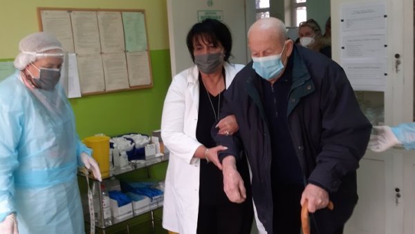 КО СЕ ЧУВА И БОГ ГА ЧУВА: Арсеније Радивојевић (97) из Бање Ковиљаче први примио вакцину у Лозничком крају (ФОТО)