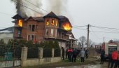 U VATRENOJ STIHIJI NEMA POVREĐENIH: Izgoreo krovni deo kuće u leskovačkom naselju Slavko Zlatanović