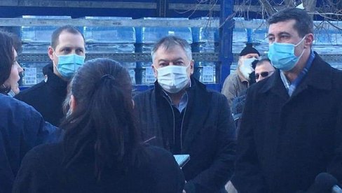 OBEZBEĐENO PET ŠLEPERA VODE: Ministar Tončev obišao poplavljena područja