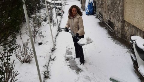 РОДНА РАВНОПРАВНОСТ НА ДЕЛУ: Бранкица Јанковић узела лопату и почистила снег испред зграде