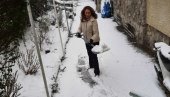 RODNA RAVNOPRAVNOST NA DELU: Brankica Janković uzela lopatu i počistila sneg ispred zgrade