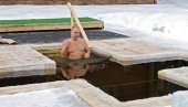 PREDSEDNIK JE KUL I JAK KAO MEDVED: Britance oduševilo Putinovo zaranjanje u ledenu vodu za Bogojavljenje (VIDEO)