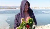 ЧАСНИ КРСТ ПРИПАО НАЈМЛАЂЕМ ТАКМИЧАРУ: Богојављенско пливање на Багрданском језеру (ФОТО)
