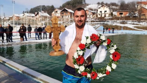 STEFAN PRVI DOPLIVAO: Na gradskom bazenu u Kuršumliji održano tradicionalno plivanje za Bogojavljenski krst