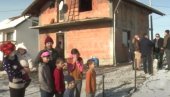 ŠESTORO MALIŠANA OSTALO BEZ KROVA NAD GLAVOM: Porodici Milošević izgorela kuća, deca gola i bosa na minusu (VIDEO)