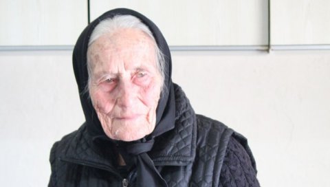 ЦЕЛОМ СЕЛУ ЧАРАПЕ НА ДАР: Милица Мика Андријашевић из Степена код Гацка недавно прославила 92. рођендан