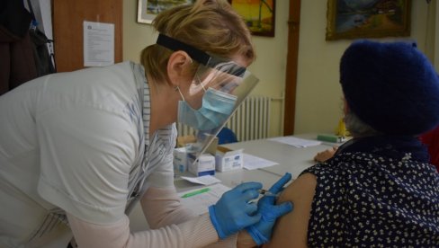 STARIJI DOBRO PODNOSE KINESKU VAKCINU: U Kikindi počela masovna vakcinacija, na raspolaganju 990 doza (FOTO)