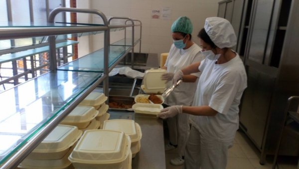 МЕНЗА ПОЛОЖИЛА СА 10: Кухиња новосадског Студентског центра спремала оброке ковид-болници на Сајму