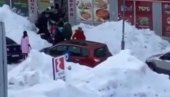 JEZIV SNIMAK: Sneg zatrpao majku i dete (2) u centru Žabljaka - građani golim rukama pokušavali da ih izvuku (VIDEO)