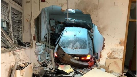 СТРАВИЧНА НЕСРЕЋА НА АУТО-ПУТУ: Аутомобил се у пуној брзини закуцао у наплатну кућицу, погинуо радник