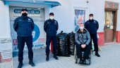 PODRŠKA AKCIJI „SAKUPI HUMANI ČEP“: Vršački policajci prikupili dva puna džaka čepova