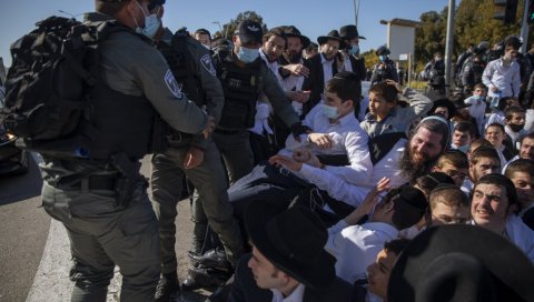 ХАОС У ЈЕРУСАЛИМУ: Ортодоксни Јевреји се сукобили са полицијом, употребљен и сузавац (ФОТО/ВИДЕО)