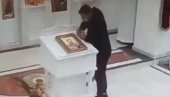 SNIMAK SRAMNE KRAĐE: Lopov uzeo novac sa ikone u crkvi na Ledinama (VIDEO)
