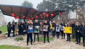 ДА СЕ НИКОМ НЕ ПОНОВИ: Паљењем свећа у Великој Плани обележена годишњица убиства Стефана Филића