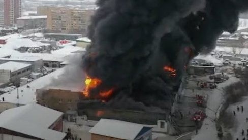 STRAŠNA TRAGEDIJA U RUSIJI: Vatrogasci uleteli u zapaljeno skladište, zgrada se srušila na njih (VIDEO)