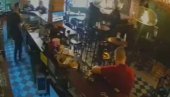 (УЗНЕМИРУЈУЋЕ) СНИМАК ЗАПРЕПАСТИО СРБИЈУ: Упали у кафић у Новом Пазару, па бесомучно тукли госте