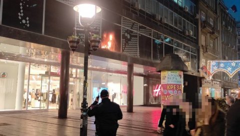 СНИМАК СА ЛИЦА МЕСТА: Цео горњи спрат продавнице H&M изгорео! Хитна евакуација запослених и купаца (ВИДЕО)