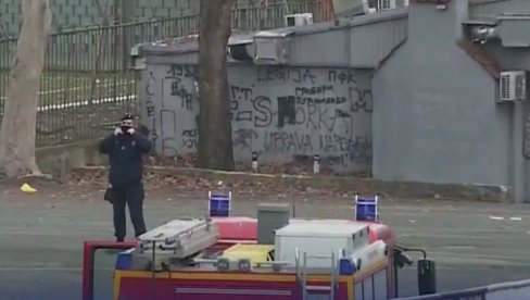 UKLONJEN TRANSPARENT NAVIJAČKE GRUPE VELJE NEVOLJE: Jake policijske snage na stadionu Partizana