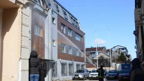 ГОРЕЛО ПОТКОРОВЉЕ: Пожар на згради БИА у центру Краљева (ФОТО)