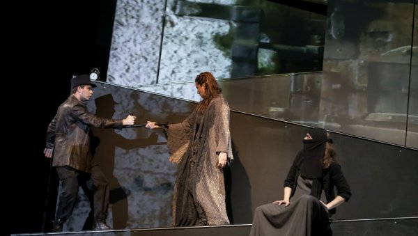 ПРЕМИЈЕРА „ПОД ИСТИМ КРОВОМ“: Нова представа на сцен Новосадског позоришта