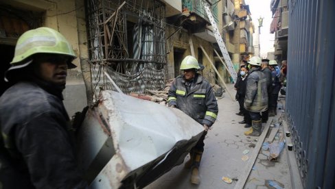 СРУШИЛА СЕ СТАМБЕНА ЗГРАДА: Погинуло најмање седам особа, спасиоци претражују рушевине