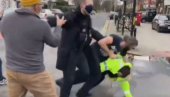 REŠIO BATINAMA DA NAPLATI NEPLAĆENO PIĆE: Gnevni barmen zbog para se potukao i sa policijom! (FOTO+VIDEO)
