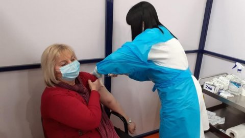 СРБИЈА ПАЗИ СРПСКУ: У Шапцу почела вакцинација здравствених радника из РС