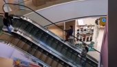 ZASTRAŠUJUĆA SCENA U BEOGRADU! Dečak rizikovao život - popeo se na ogradu pokretnih stepenica u tržnom centru (VIDEO)