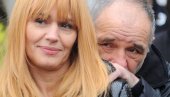 ĐORĐE JE TU NAJVIŠE VOLEO DA SEDI: Olivera Balašević skrhana od tuge, posmatra kako se Novosađani opraštaju od njenog muža