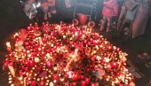 SUBOTIČANI SE OPROSTILI OD BALAŠEVIĆA: Oko 300 građana zapalilo sveću za Đoleta kod nove fontane