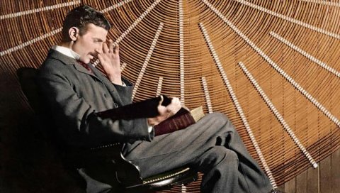 ОТКРИВЕНО: Ево коју књигу Никола Тесла чита на легендарној фотографији
