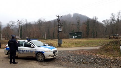 POČELA POTRAGA ZA NESTALOM ŽENOM KOD LESKOVCA: Više od 50 meštana i policajaca pretražuje šumu