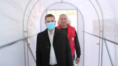 НАСТАВЉА СЕ БОРБА ПРОТИВ КОРОНЕ: Дом здравља Лопаре поставио дезинфекциони тунел
