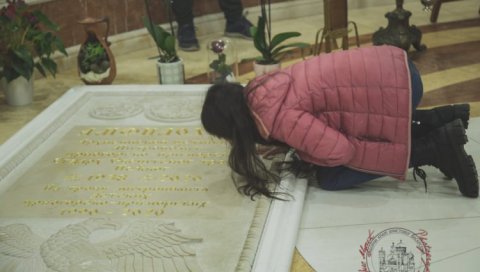 ГЛУМИЦА У ПОДГОРИЦИ: Биљана Чекић са оцем посетила гроб митрополита Амфилохија (ФОТО)