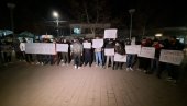 TRAŽE PRAVDU ZA DRUGARE: Prijatelji pritvorenih mladića posle tuče u Lapljem selu protestovali i večeras (FOTO)