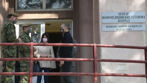 ZAHVALNOST BORCIMA PROTIV KORONE: Ministar Stefanović obišao vojnu kovid bolnicu Karaburma (FOTO)