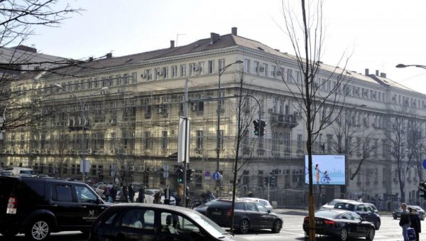 КРЕНУЛО ПРОЛЕЋНО УРЕЂЕЊЕ: Привредни суд на углу Масарикове и Кнеза Милоша добија нову фасаду
