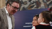 HVALA IM NA DIVNOJ PESMI I VELIKOM SRCU: Predsednik Srbije oduševljen poklonom za rođendan koji je dobio od dece sa Kosmeta (FOTO)